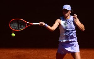 Swiatek Starts French Open Title Defence with Easy Victory as Wawrinka Plays His Last French Open